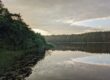 Ein stiller See im Licht der Dämmerung – Sinnbild für Abschied, Ruhe und die zyklische Natur des Lebens.