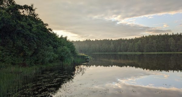 Ein stiller See im Licht der Dämmerung – Sinnbild für Abschied, Ruhe und die zyklische Natur des Lebens.