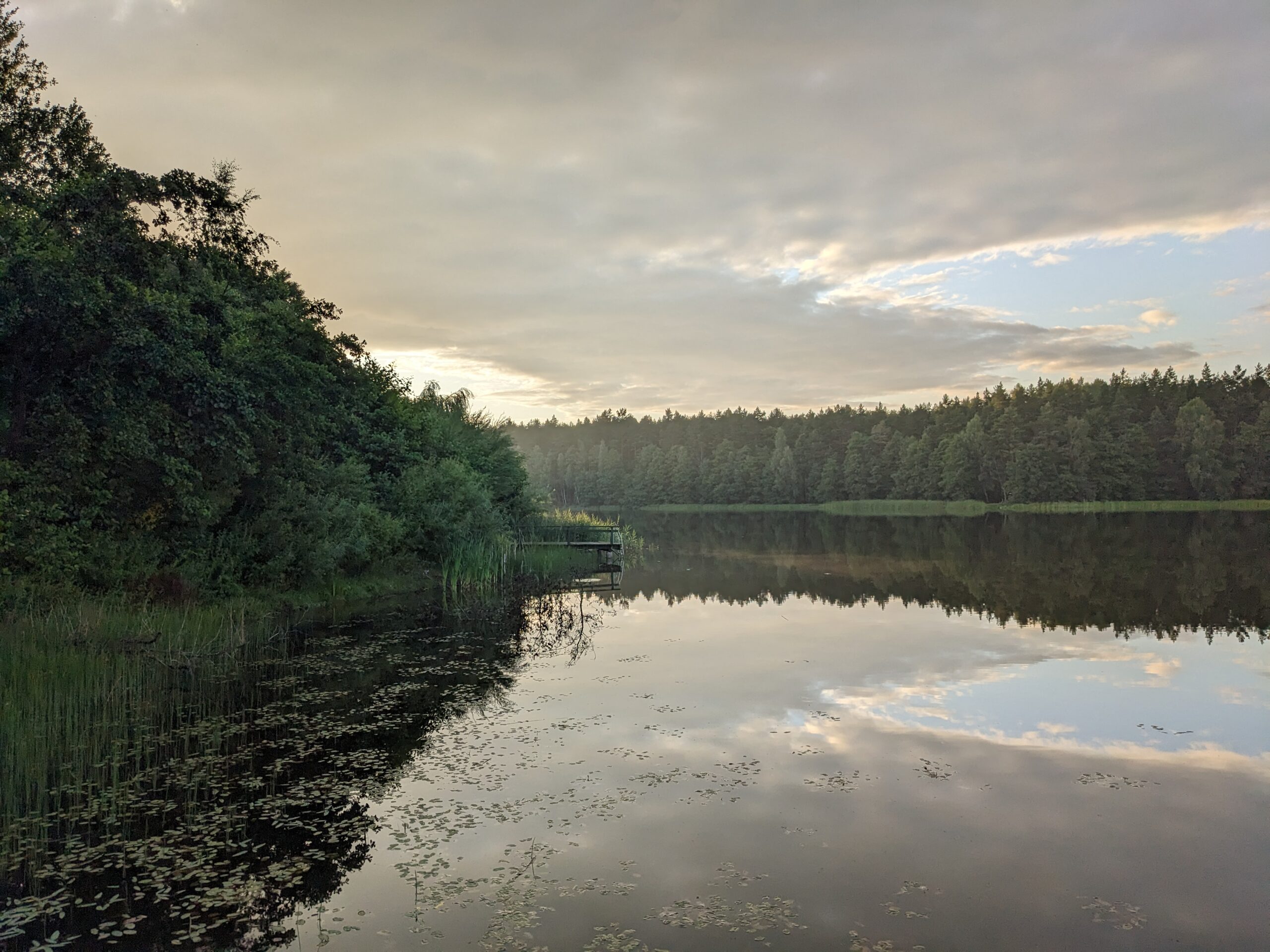 Ein stiller See im Licht der Dämmerung – Sinnbild für Abschied, Ruhe und die zyklische Natur des Lebens.