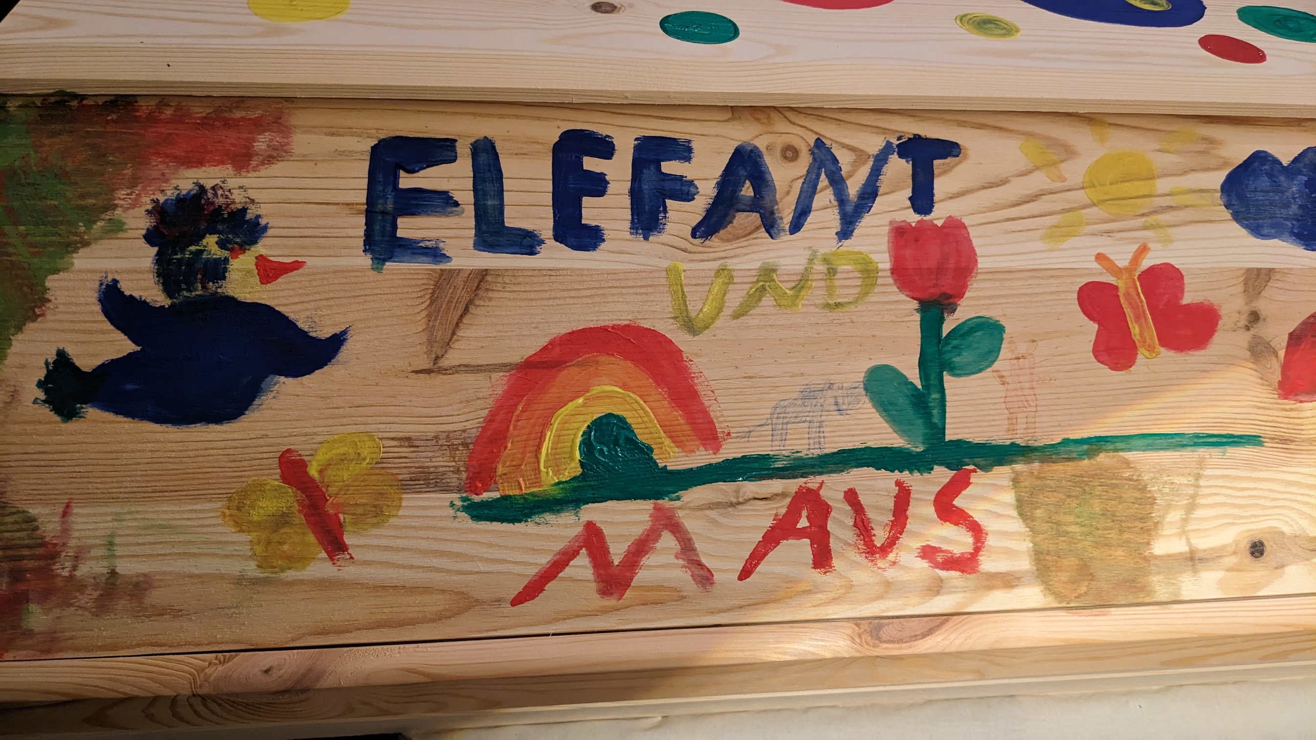 Bunter Sarg, von Kindern während eines Workshops im Bestattungsinstitut bemalt.
Ein Symbol dafür, wie man das Thema Tod auf freundliche und lehrreiche Weise zähmen kann.