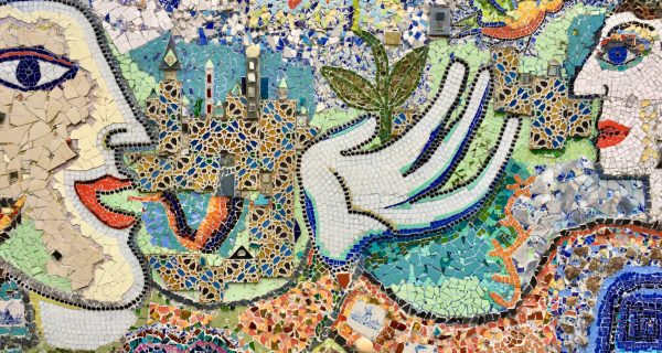 Abstrakcyjne dzieło sztuki, dwie osoby, jedna mówi i wyciaga rękę, zdjęcie autorstwa Giulia May